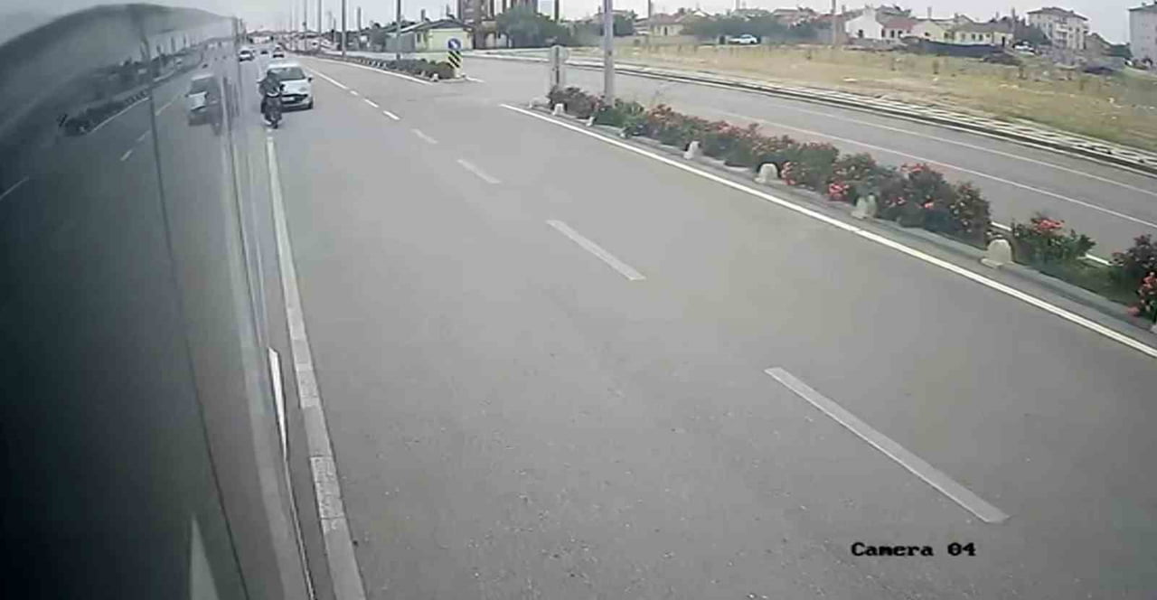 KAZA ANI, SERVİS ARACININ KAMERASINA SANİYE SANİYE YANSIDI.