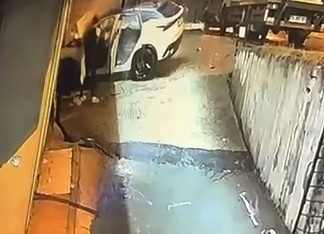 KAZA SONRASI ARACINDA ÇIKAN YANGINDA MAHSUR KALAN SÜRÜCÜ, ÇEVREDEKİ BİR VATANDAŞ TARAFINDAN...