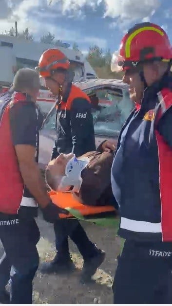KAZADA ARAÇTA SIKIŞAN SÜRÜCÜ, İTFAİYE VE AFAD EKİPLERİNCE BULUNDUĞU YERDEN ÇIKARILARAK, SAĞLIK...