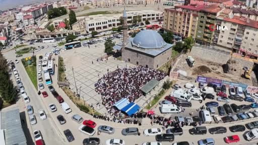 Kazada hayatını kaybeden 3 genç gözyaşlarıyla toprağa verildi: Bu acıya yürek dayanmaz