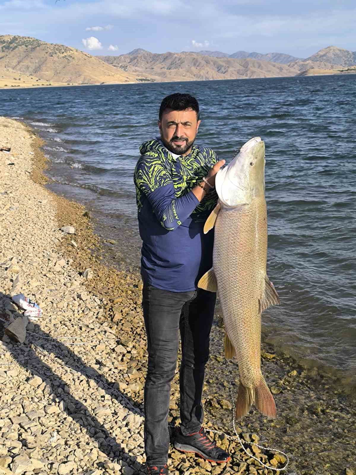 KEBAN BARAJ GÖLÜ’NDE 30 KİLOLUK DEV TURNA