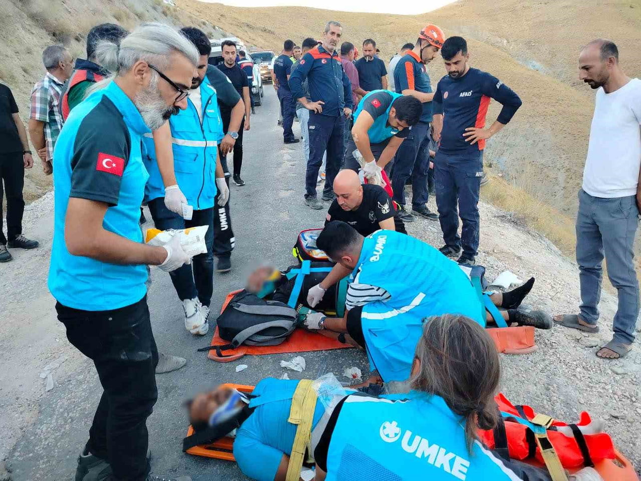 KEBAN İLÇESİNDE İŞÇİLERİ TAŞIYAN MİNİBÜSÜN UÇURUMA YUVARLANMASI SONUCU MEYDANA GELEN TRAFİK...