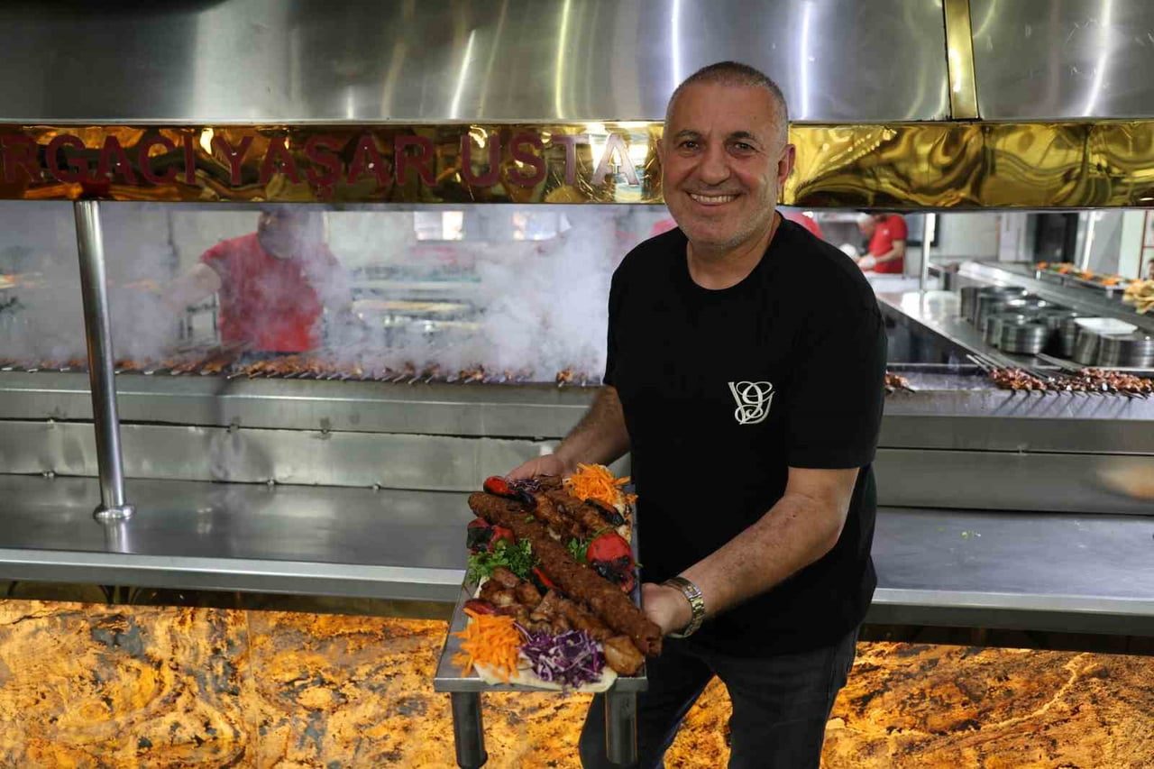 KEBAPÇI YAŞAR AYDIN, “ADANA ESNAFI OLMASA FESTİVALİN ANLAMI OLMAZ. İNSANLAR ADANA’YA LEZZETLERİ...