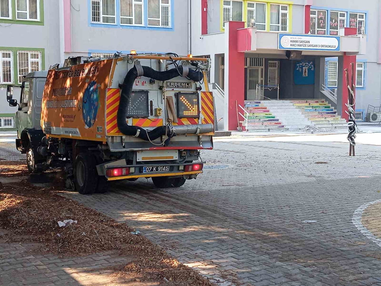 KEMER BELEDİYESİ TEMİZLİK İŞLERİ MÜDÜRLÜĞÜ EKİPLERİ, 2026-2027 EĞİTİM VE ÖĞRETİM YILI ÖNCESİNDE...