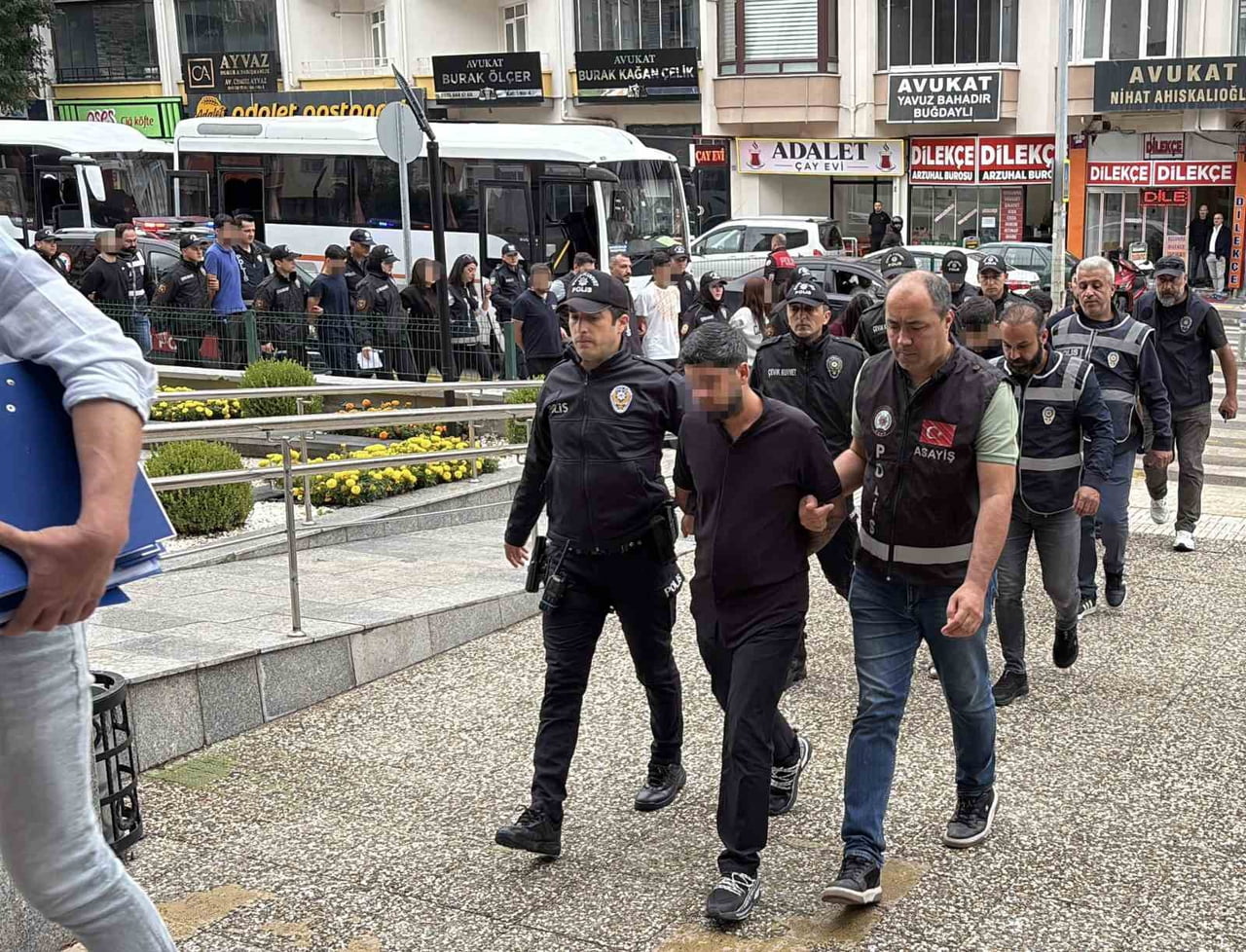 KENDİLERİNİ ALICI VE "NOTER GÖREVLİSİ" OLARAK TANITIP "GÜVENLİ ÖDEME SİSTEMİ" YALANIYLA ARAÇ...