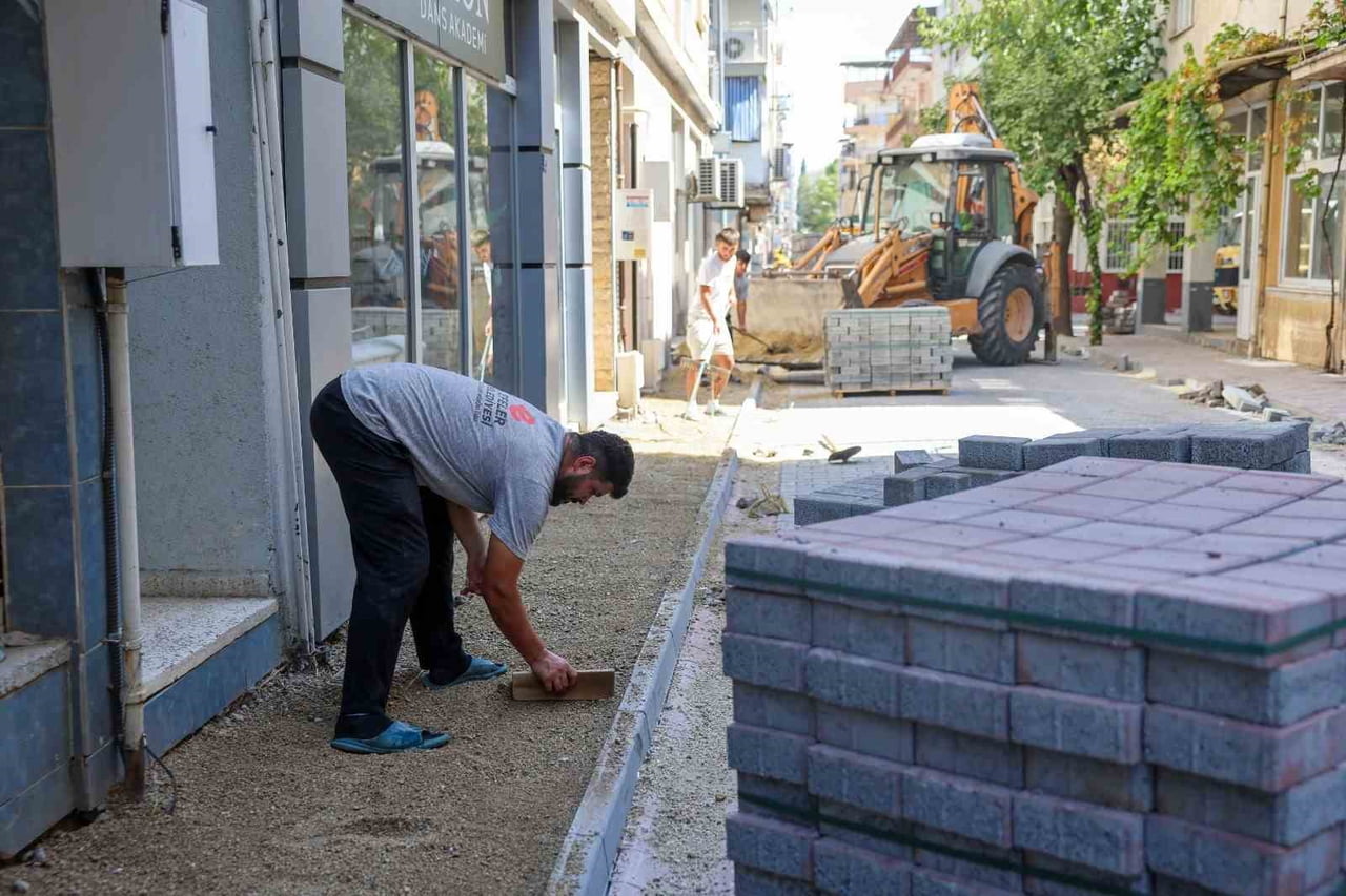 KENT GENELİNDEKİ YOL YAPIM ÇALIŞMALARINI ARALIKSIZ SÜRDÜREN EFELER BELEDİYESİ, GÜZELHİSAR...
