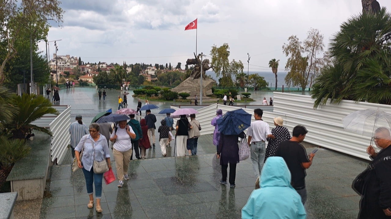 KENT MERKEZİNDE HAVA SICAKLIĞI 20,3 DERECEYE KADAR DÜŞERKEN, CUMHURİYET MEYDANI’NDA YAĞMURA...