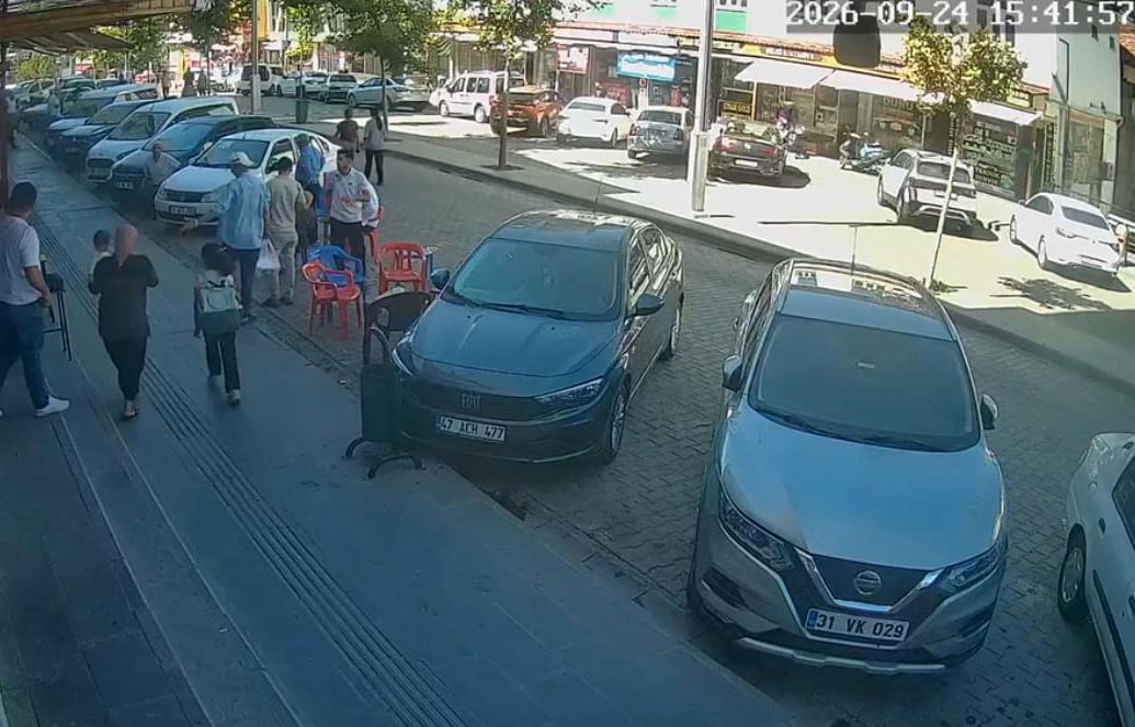 KENTTE HİSSEDİLEN DEPREM ANI GÜVENLİK KAMERALARINA YANSIDI, DEPREMİ HİSSEDEN VATANDAŞLARIN DIŞARI...