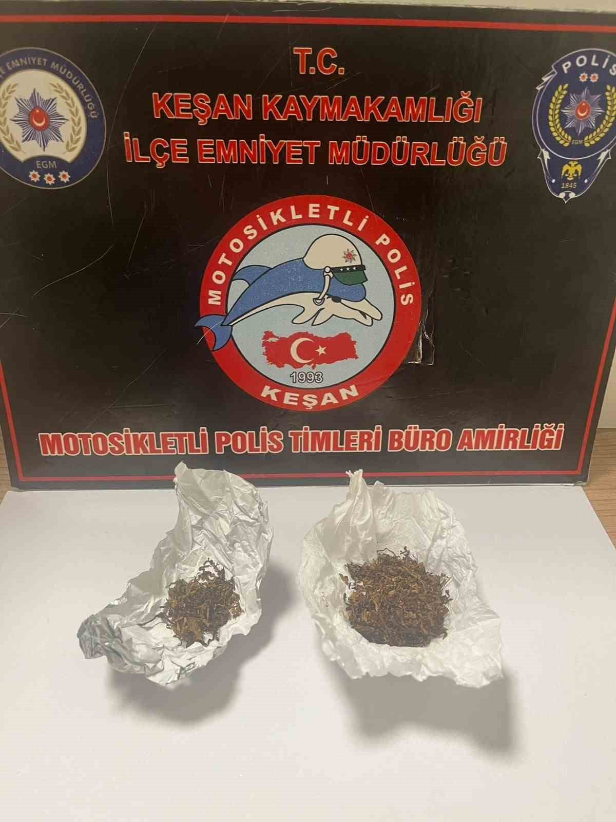 KEŞAN’DA POLİSİN DENETİMLERİNDE UYUŞTURUCU VE RUHSATSIZ TABANCA ELE GEÇİRİLDİ