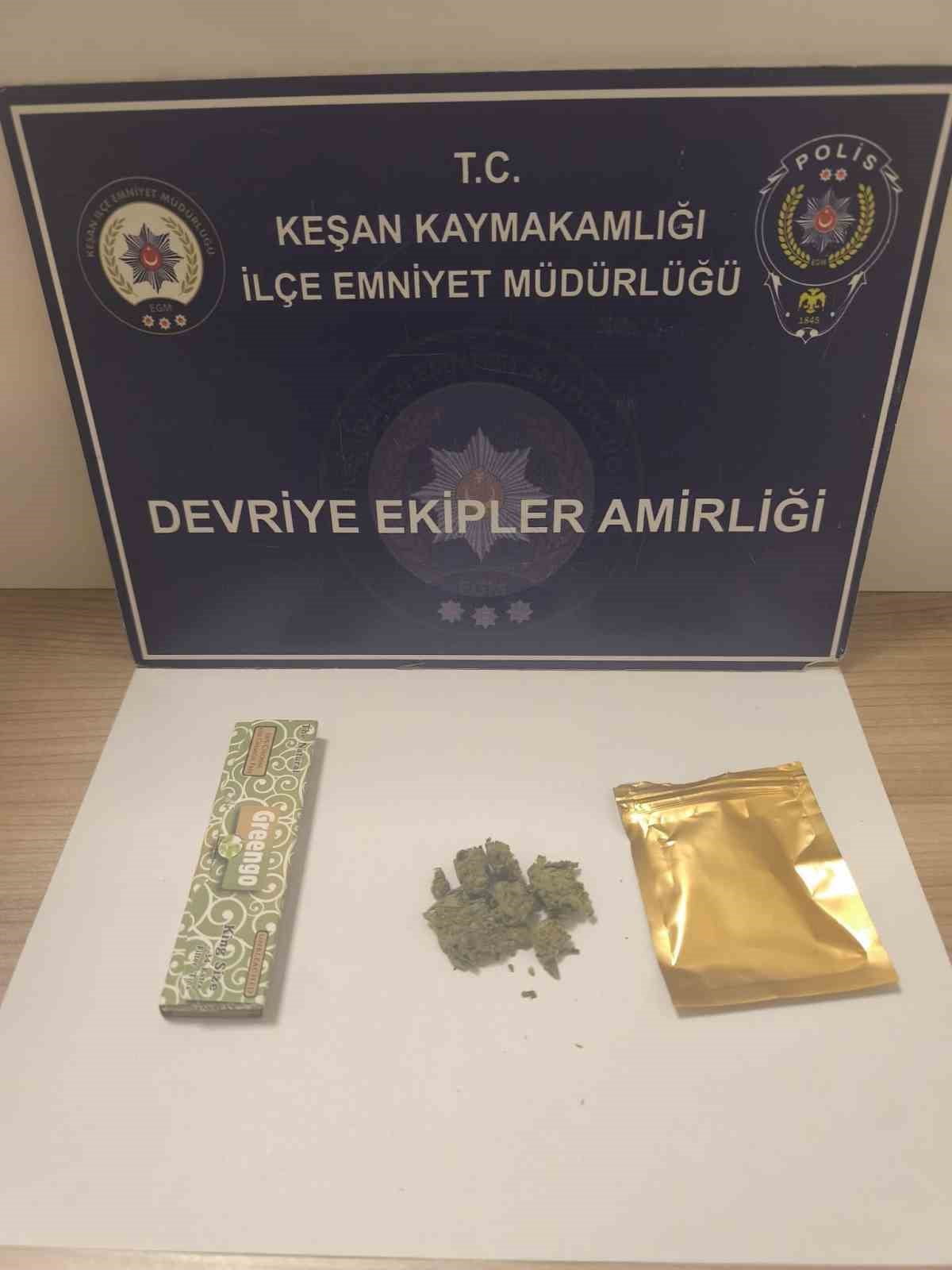 KEŞAN’DA ÜZERLERİNDE UYUŞTURUCU ELE GEÇİRİLEN 2 ŞÜPHELİ GÖZALTINA ALINDI