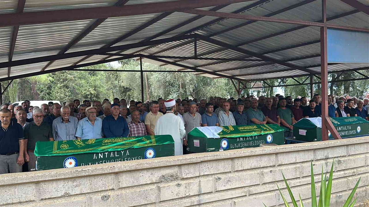 KILINAN CENAZE NAMAZININ ARDINDAN HAYATINI KAYBEDEN ANNE, BABA VE KIZLARI, GÖZYAŞLARI VE DUALAR...