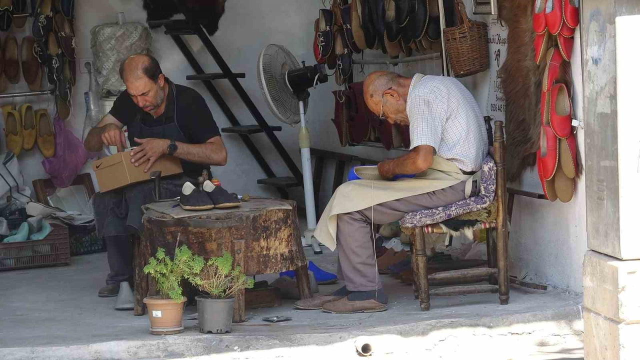 KİLİS'TE YÜZYILLARDIR SÜRDÜRÜLEN GELENEKSEL EL SANATLARINDAN YEMENİCİLİK, İLERLEYEN YAŞLARINA...