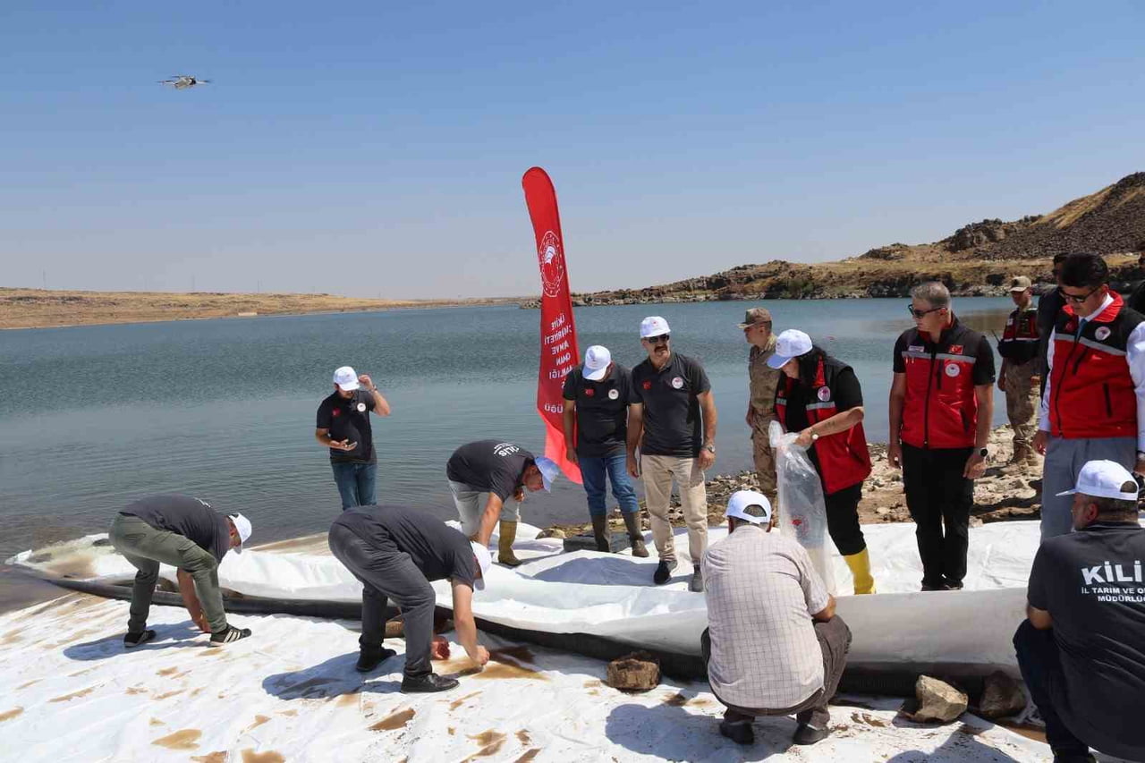 KİLİS’TE GÖLETLER 600 BİN SAZAN YAVRUSUYLA BALIKLANDIRILDI