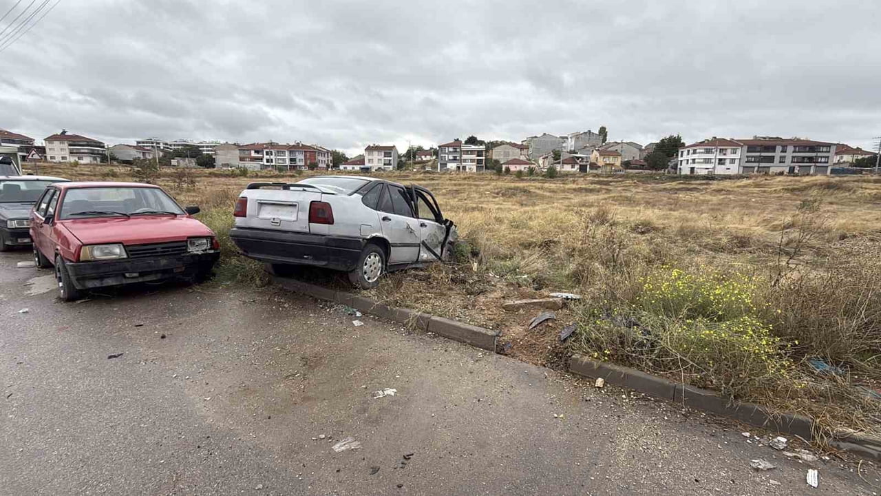 KİMLİĞİ BELİRSİZ BİR SÜRÜCÜNÜN KULLANDIĞI ARAÇ, YOL KENARINDA PARK HALİNDEKİ OTOMOBİLE ÇARPTI....