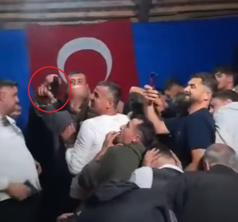 KINA GECESİNDE DAMAT VE BABASININ HAVAYA TABANCAYLA ATEŞ AÇTIĞI ANLAR CEP TELEFONU KAMERASINA...
