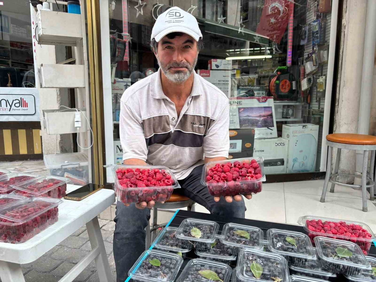 KIRAÇ ARAZİLERİ ARONYA VE AHUDUDUGİL YETİŞTİREREK DEĞERLENDİRDİ