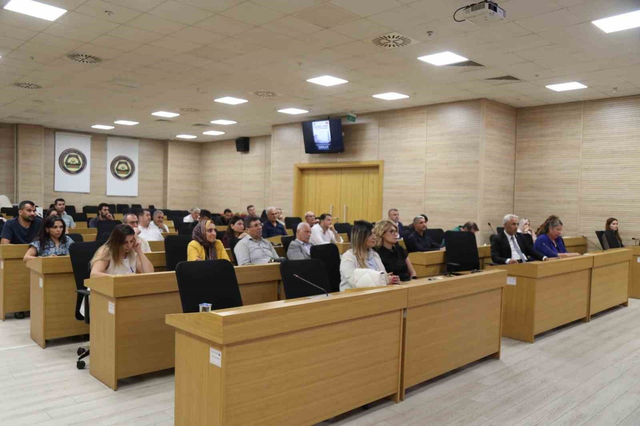 KIRGIZ CUMHURİYETİ ANKARA BÜYÜKELÇİSİ RUSLAN KAZAKBAYEV, DİYARBAKIR TİCARET VE SANAYİ ODASI’NIN EV...