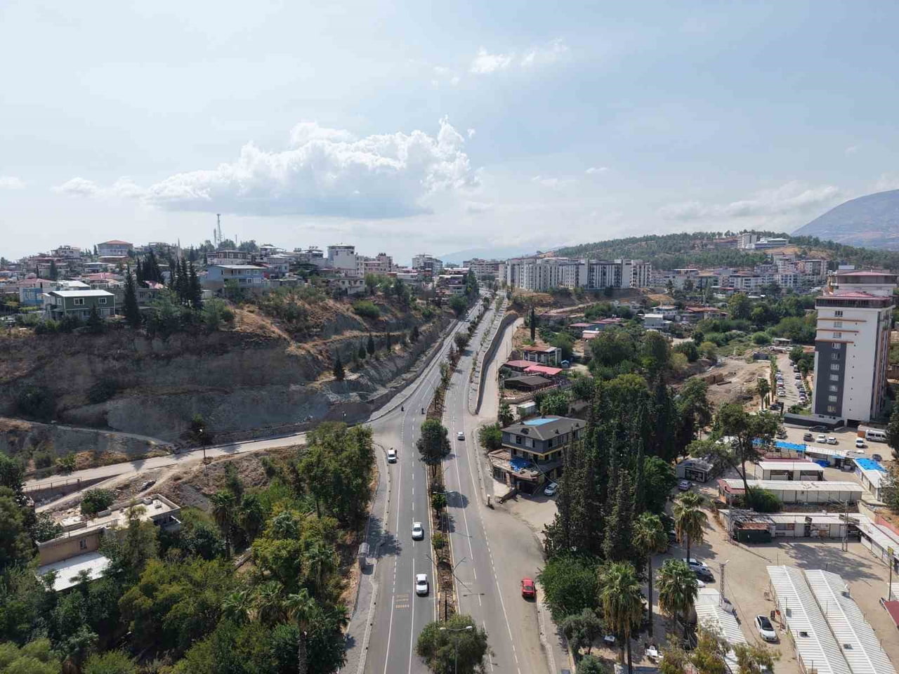 KIRIKHAN’DA 5 ANA ARTERDE ASFALT, ÇEVRE DÜZENLEMESİ VE TRAFİK GÜVENLİĞİNE YÖNELİK ÇALIŞMALAR...
