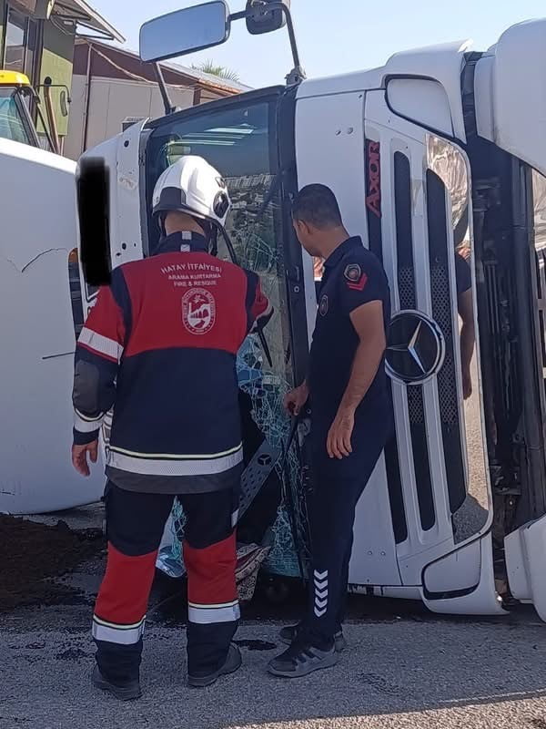 KIRIKHAN MİMAR SİNAN MAHALLESİ’NDE DEVRİLEN HAFRİYAT KAMYONUN SÜRÜCÜSÜ EKİPLERİN MÜDAHALESİYLE...