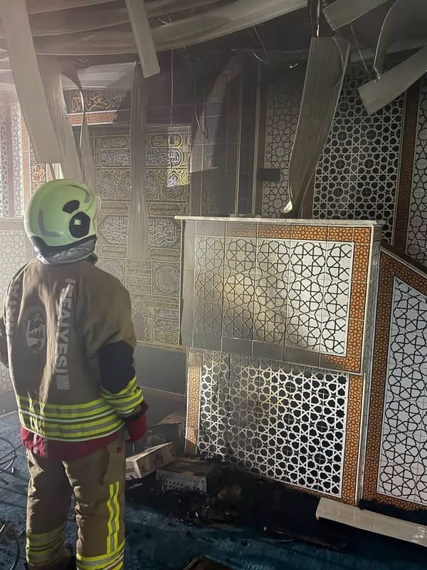 KIRIKHAN ÖZYÖRÜK MAHALLESİ’NDE BULUNAN CAMİDE ÇIKAN YANGINA EKİPLERİN MÜDAHALESİ.