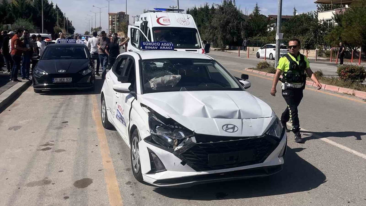 KIRIKKALE'DE 14 YAŞINDAKİ SÜRÜCÜNÜN KULLANDIĞI OTOMOBİL İLE EHLİYET SINAVINA GİREN ADAY SÜRÜCÜNÜN...