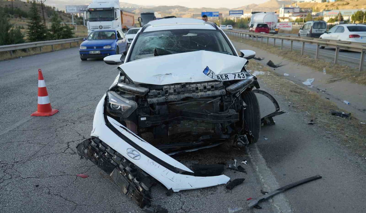 KIRIKKALE'DE İKİ OTOMOBİLİN ÇARPIŞMASI SONUCU MEYDANA GELEN TRAFİK KAZASINDA 4 KİŞİ...