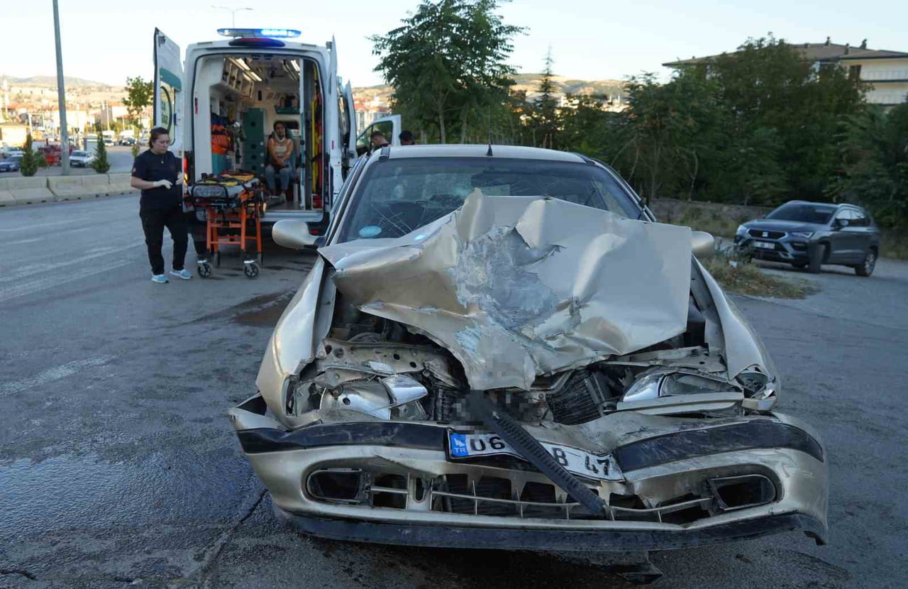 KIRIKKALE'DE İŞÇİLERİ TAŞIYAN SERVİS İLE OTOMOBİLİN ÇARPIŞTIĞI KAZADA 3 KİŞİ...