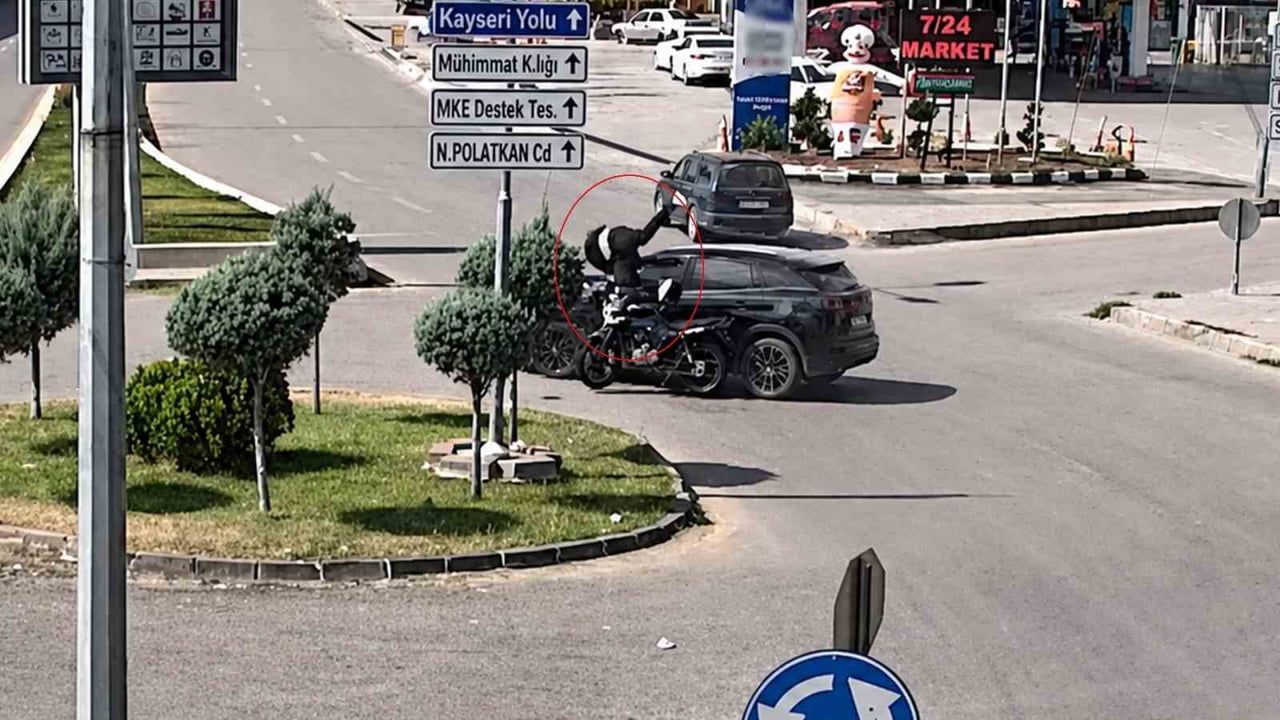 KIRIKKALE'DE KAVŞAKTA OTOMOBİLLE ÇARPIŞAN MOTOSİKLET SÜRÜCÜSÜNÜN SAVRULDUĞU ANLAR GÜVENLİK...