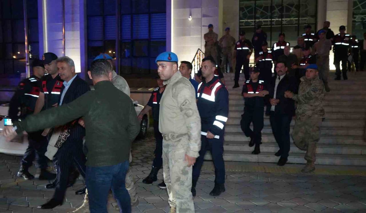 KIRIKKALE'NİN YAHŞİHAN BELEDİYESİNE YÖNELİK YÜRÜTÜLEN YOLSUZLUK SORUŞTURMASINDA, ARALARINDA ESKİ...