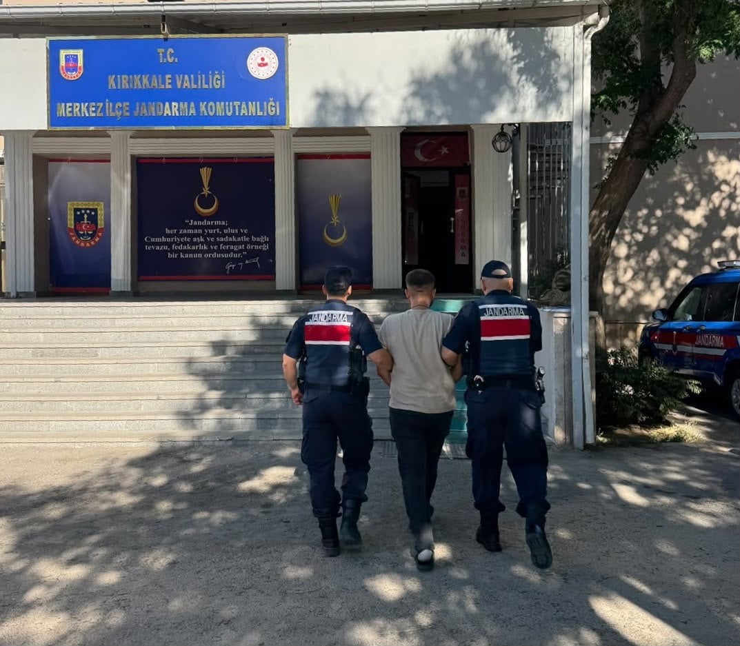 KIRIKKALE’DE JANDARMA EKİPLERİNCE DURDURULAN ARAÇTA 539 ADET SENTETİK ECZA HAPI ELE GEÇİRİLİRKEN...
