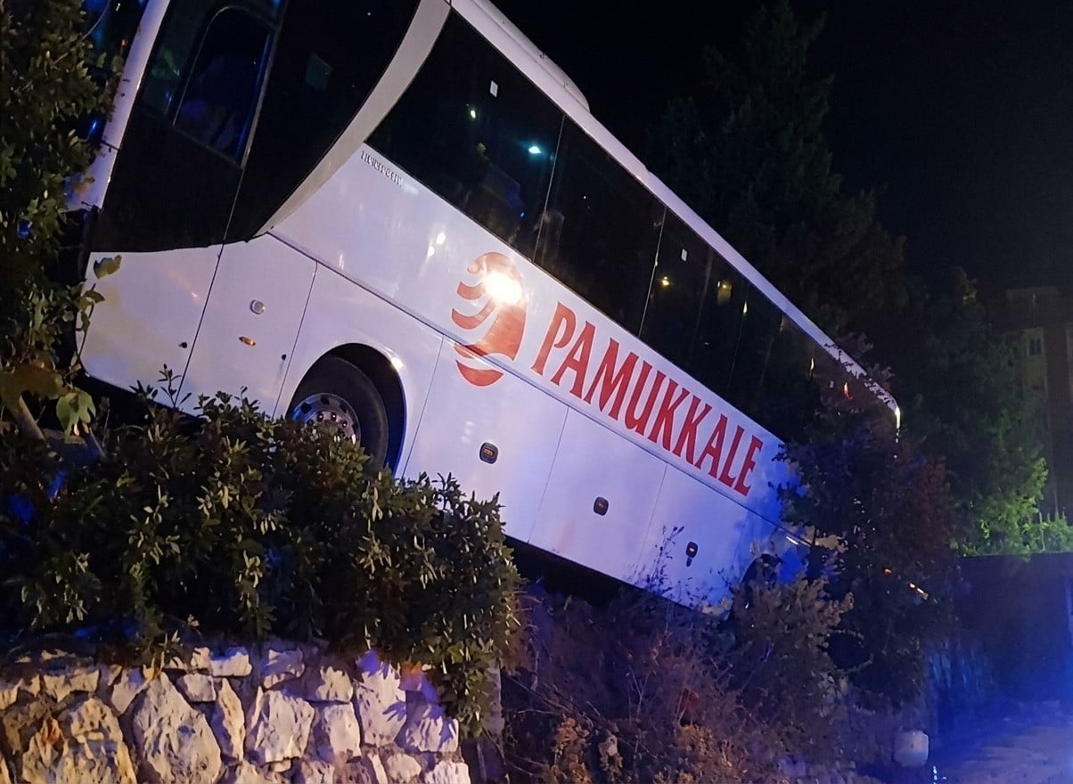 KIRKAĞAÇ İLÇESİNDE YOLCU OTOBÜSÜNÜN YOLDAN ÇIKMASI SONUCU MEYDANA GELEN KAZADA 18 KİŞİ...