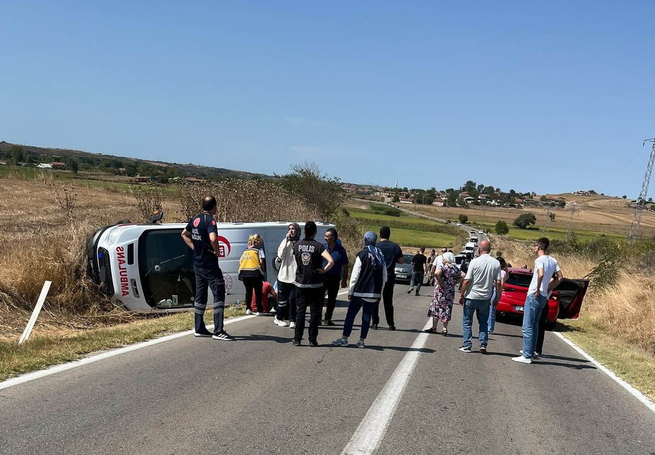 KIRKLARELİ'NİN PEHLİVANKÖY İLÇESİNDE AMBULANS İLE İKİ OTOMOBİLİN KARIŞTIĞI TRAFİK KAZASINDA 3'Ü...