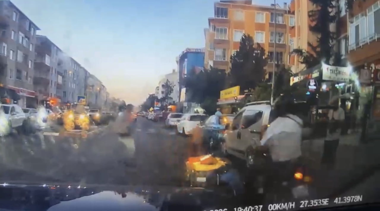 KIRKLARELİ’NİN LÜLEBURGAZ İLÇESİNDE YAYA GEÇİDİNDEN KARŞIYA GEÇMEYE ÇALIŞAN TEKERLEKLİ...