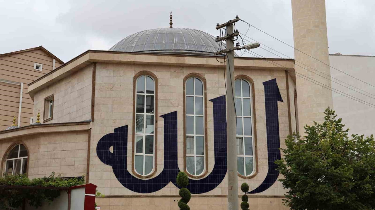 KIRŞEHİR’DE İÇ MİMARİSİ VE CENNET TASVİRLERİYLE DİKKAT ÇEKEN HAMİDİYE CAMİİ, SOSYAL MEDYA...