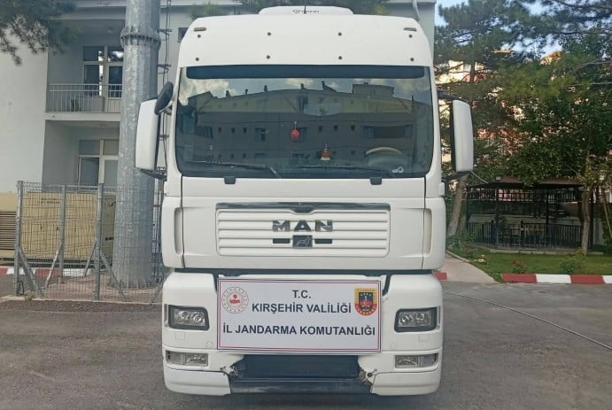 KIRŞEHİR’DE ŞASESİ DEĞİŞTİRİLMİŞ TIR JANDARMA EKİPLERİNİN KONTROLÜNDE YAKALANDI.