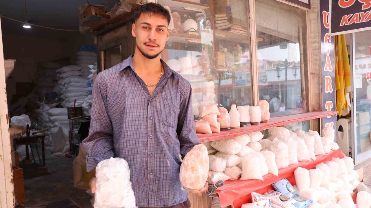 KIRŞEHİR’DE TURŞULUK SEZONUNUN BAŞLAMASINA RAĞMEN KAYA TUZUNA OLAN TALEP, VATANDAŞLARIN EVDE TURŞU...
