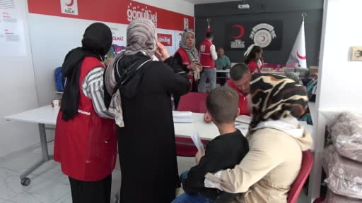 Kızılay Palandöken'den öğrencilere çanta ve kırtasiye desteği
