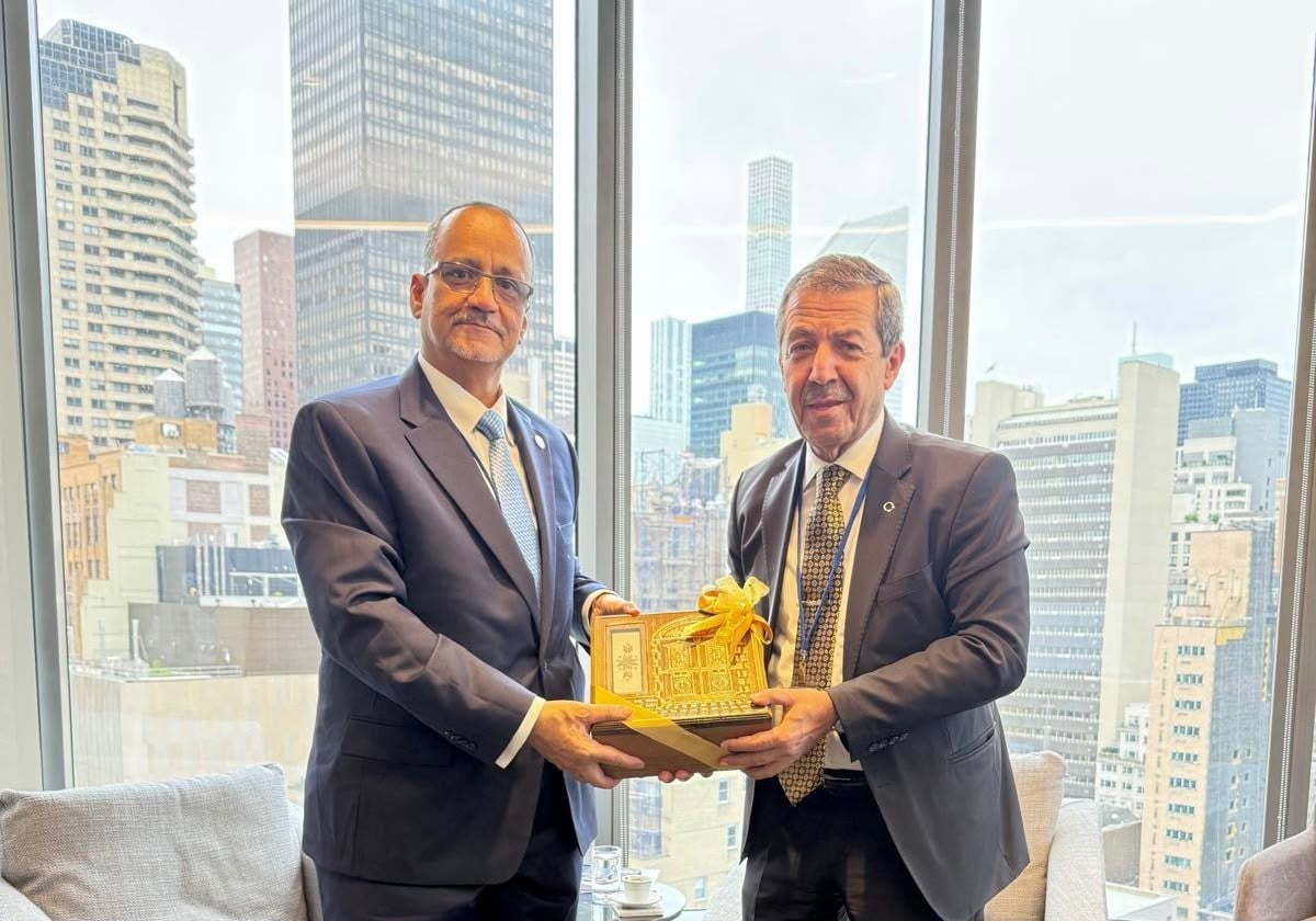 KKTC DIŞİŞLERİ BAKANI TAHSİN ERTUĞRULOĞLU (SAĞDA), NEW YORK’TA İİT GENEL SEKRETERİ ISMAİL OULD...