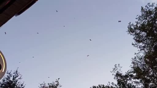 Klip çekiminde binadan para atıldı, vatandaşlar kapıştı