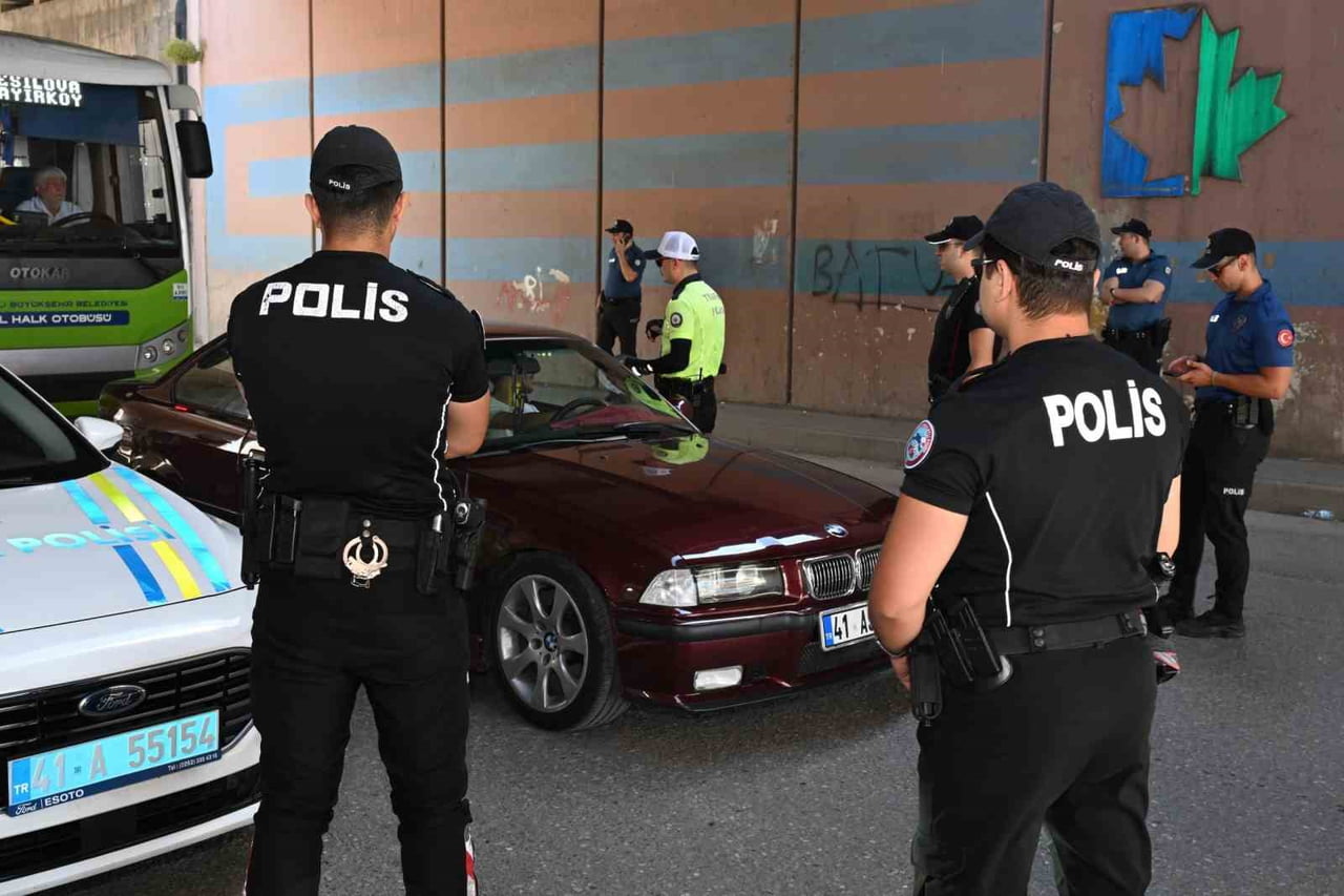 KOCAELİ'DE ARANAN ŞAHISLARIN YAKALANMASINA YÖNELİK 83 EKİP VE 134 PERSONELİN KATILIMIYLA YÜRÜTÜLEN...