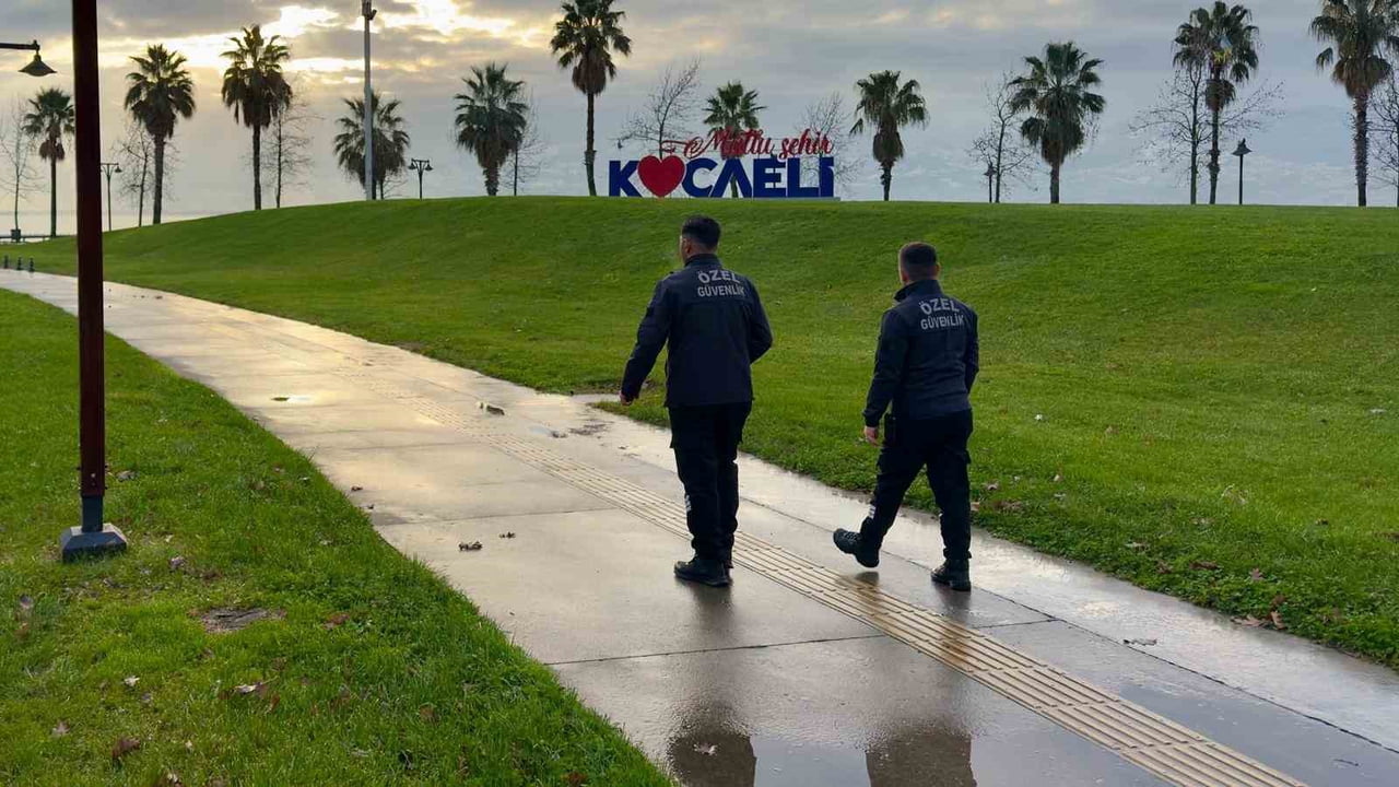 KOCAELİ'DE BİN 31 PERSONEL VE 72 ARAÇLIK FİLOYLA 7/24 ESASINA GÖRE GÖREV YAPAN BÜYÜKŞEHİR...