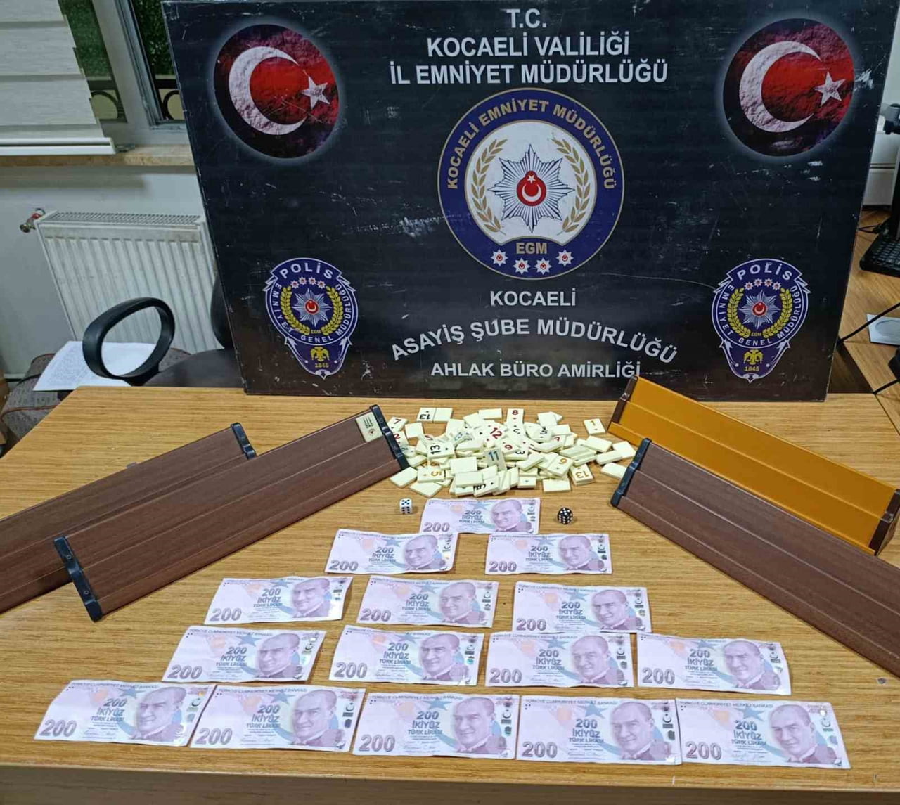 KOCAELİ'DE BİR KAHVEHANEYE YAPILAN DENETİMDE KUMAR OYNATILDIĞI TESPİT EDİLDİ. ELE...