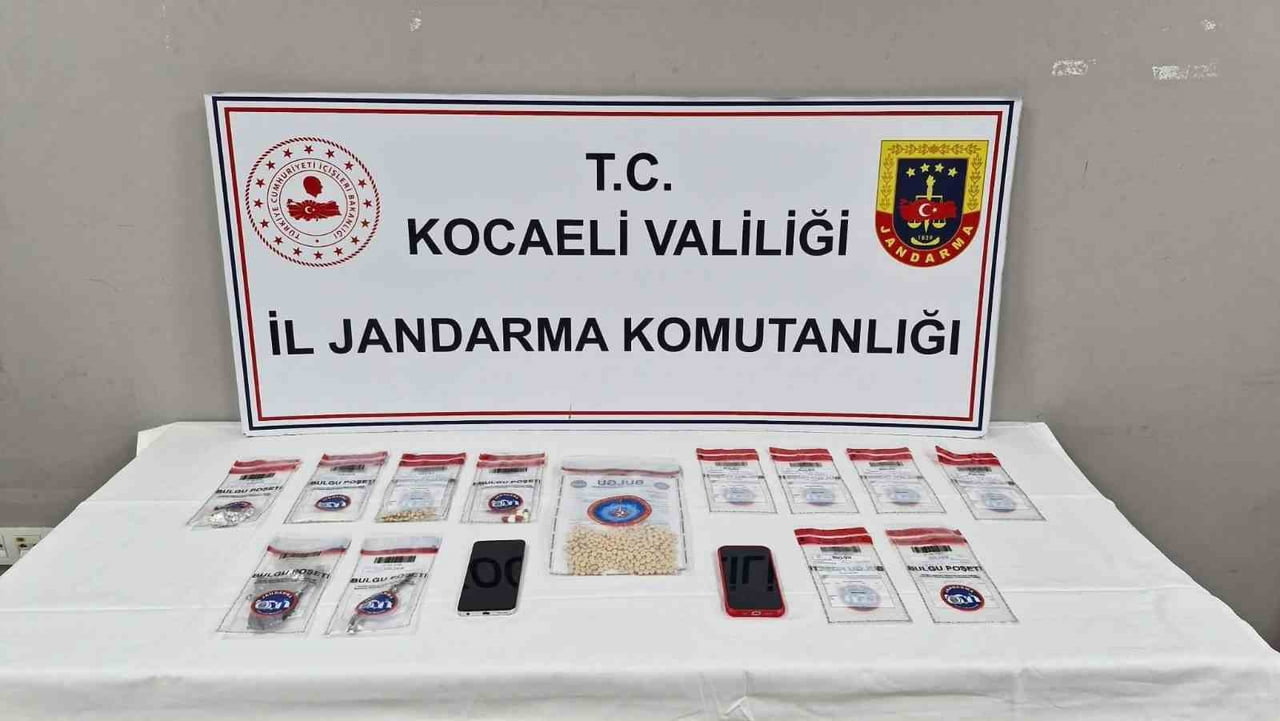 KOCAELİ'DE DÜZENLENEN UYUŞTURUCU OPERASYONLARINDA 1 KİLO 37 GRAM KUBAR ESRAR, BİN 12 CAPTAGON HAP...