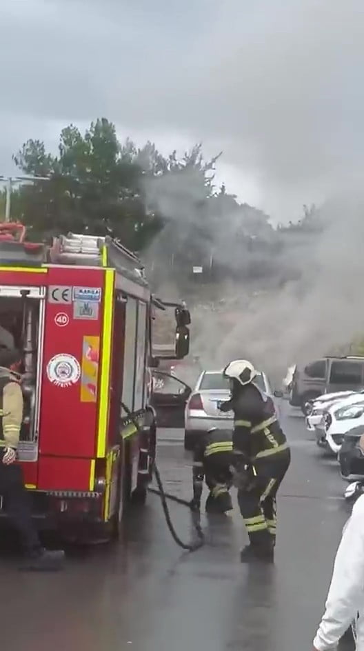 KOCAELİ'DE HASTANE OTOPARKINDA BULUNAN OTOMOBİLDE ÇIKAN YANGIN, İTFAİYE EKİPLERİ TARAFINDAN...