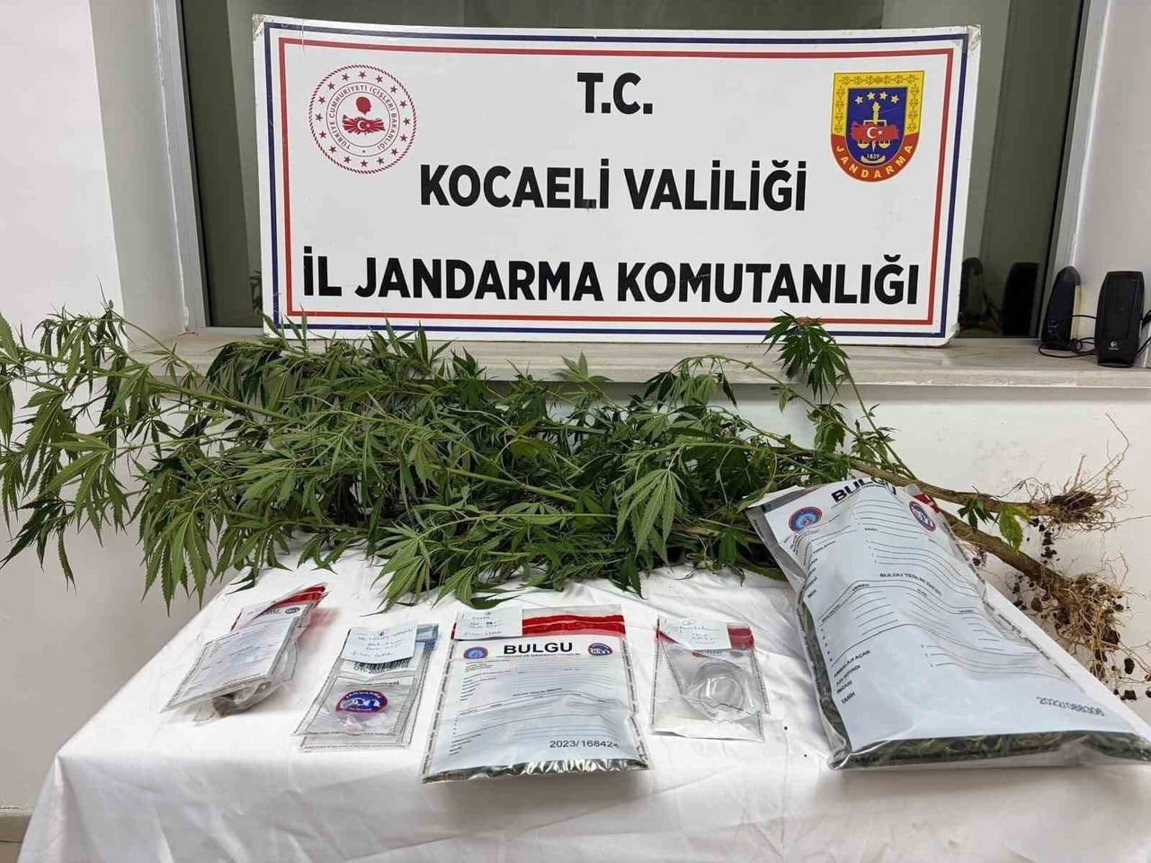 KOCAELİ'DE JANDARMA EKİPLERİNCE 2 ADRESE DÜZENLENEN OPERASYONDA 1 KİLO 93 GRAM KUBAR ESRAR, 53...