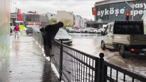 Kocaeli'de sağanak sonrası yollar dereye döndü: Vatandaşlar kaldırımda demir korkuluklara...