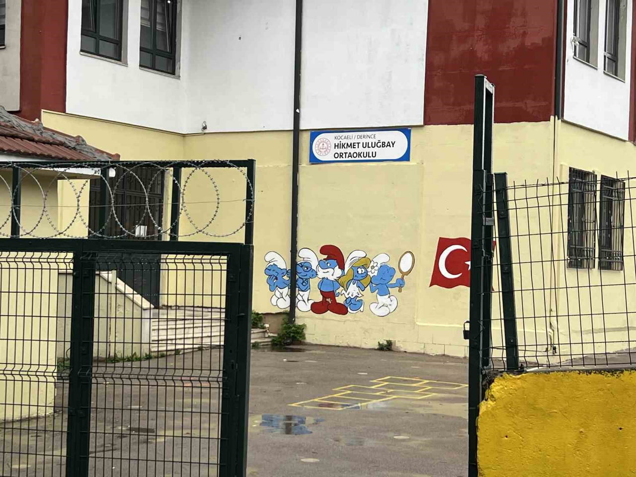 KOCAELİ'NİN DERİNCE BİR ORTAOKULDA DERS İŞLENDİĞİ ESNADA SINIFIN TAVAN SIVALARININ DÜŞMESİ SONUCU...