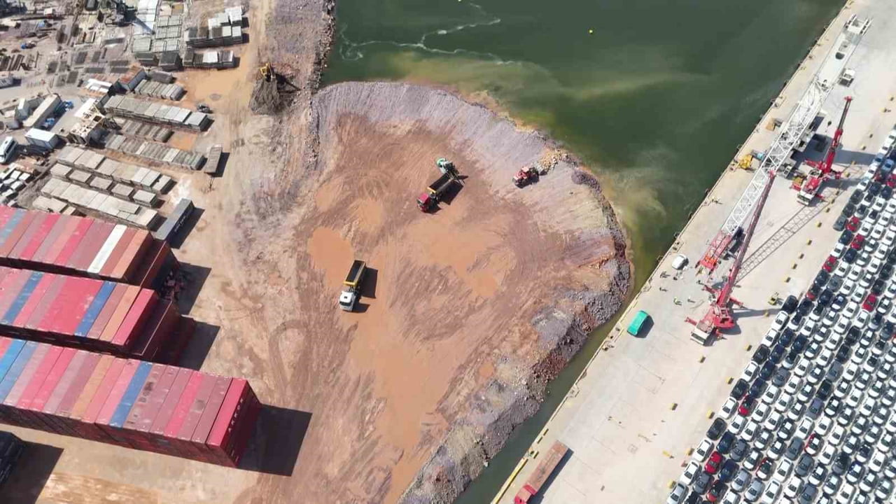 KOCAELİ'NİN DERİNCE İLÇESİNDE SAFİPORT LİMANI, YILLAR İÇERİSİNDE YAPILAN DENİZ DOLGULARIYLA 450...