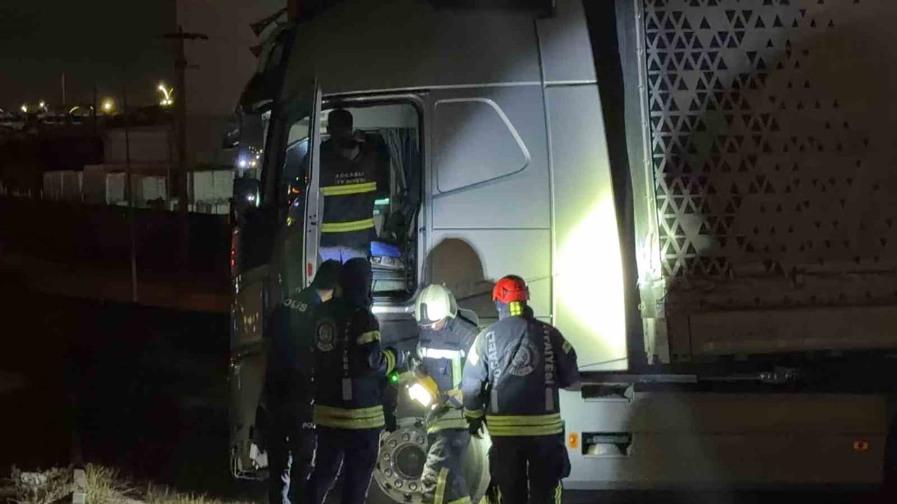KOCAELİ'NİN GEBZE İLÇESİNDE VİRAJI ALAMAYAN TIR, BARİYERLERİ AŞARAK YOLDAN ÇIKTI. KAZANIN ARDINDAN...