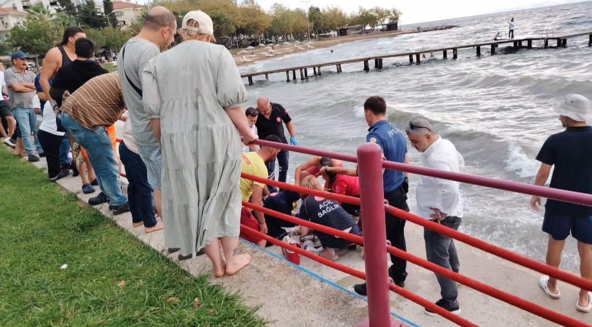 KOCAELİ'NİN KARAMÜRSEL İLÇESİNDE ÇADIRDA ARKADAŞIYLA TARTIŞTIKTAN SONRA ÖFKEYLE DENİZE ATLAYAN VE...